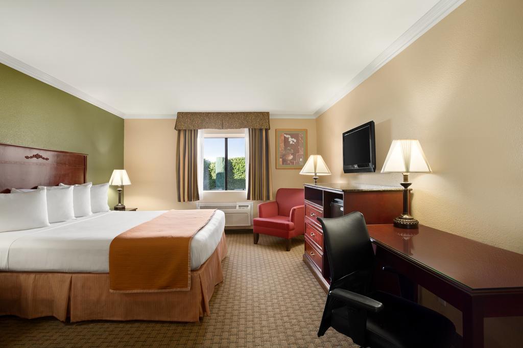 لوس أنجلوس Howard Johnson By Wyndham Reseda Hotel & Suites المظهر الخارجي الصورة