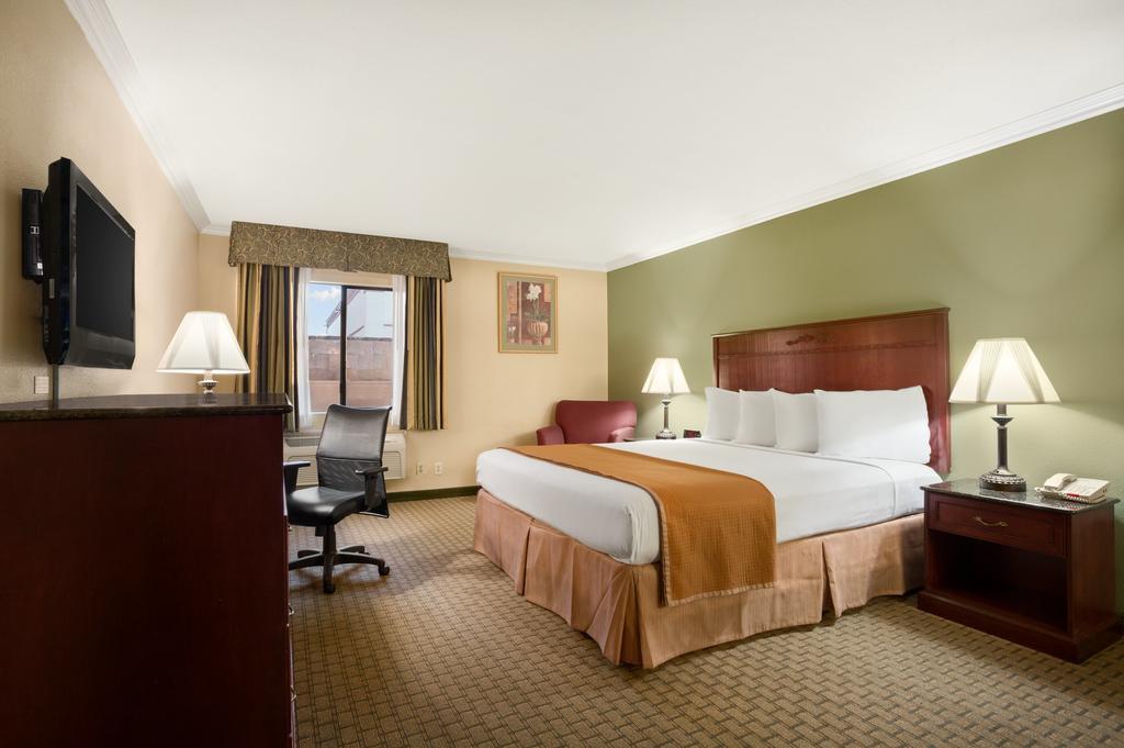لوس أنجلوس Howard Johnson By Wyndham Reseda Hotel & Suites الغرفة الصورة