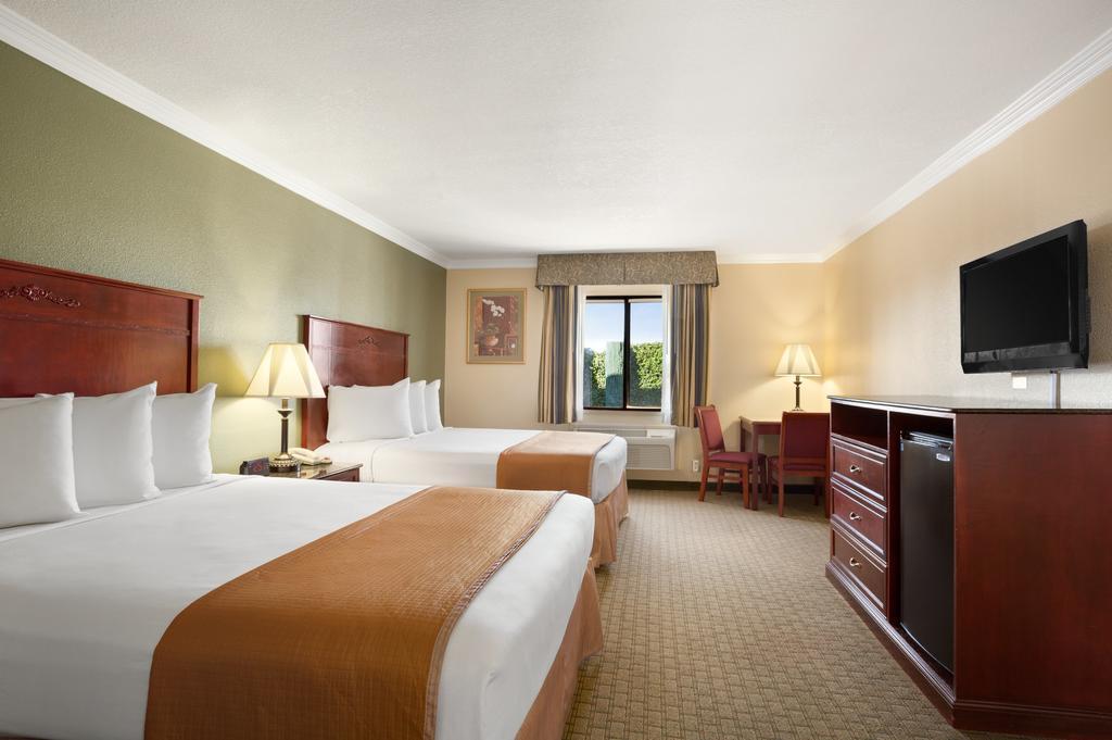 لوس أنجلوس Howard Johnson By Wyndham Reseda Hotel & Suites الغرفة الصورة