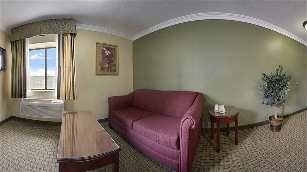 لوس أنجلوس Howard Johnson By Wyndham Reseda Hotel & Suites المظهر الخارجي الصورة